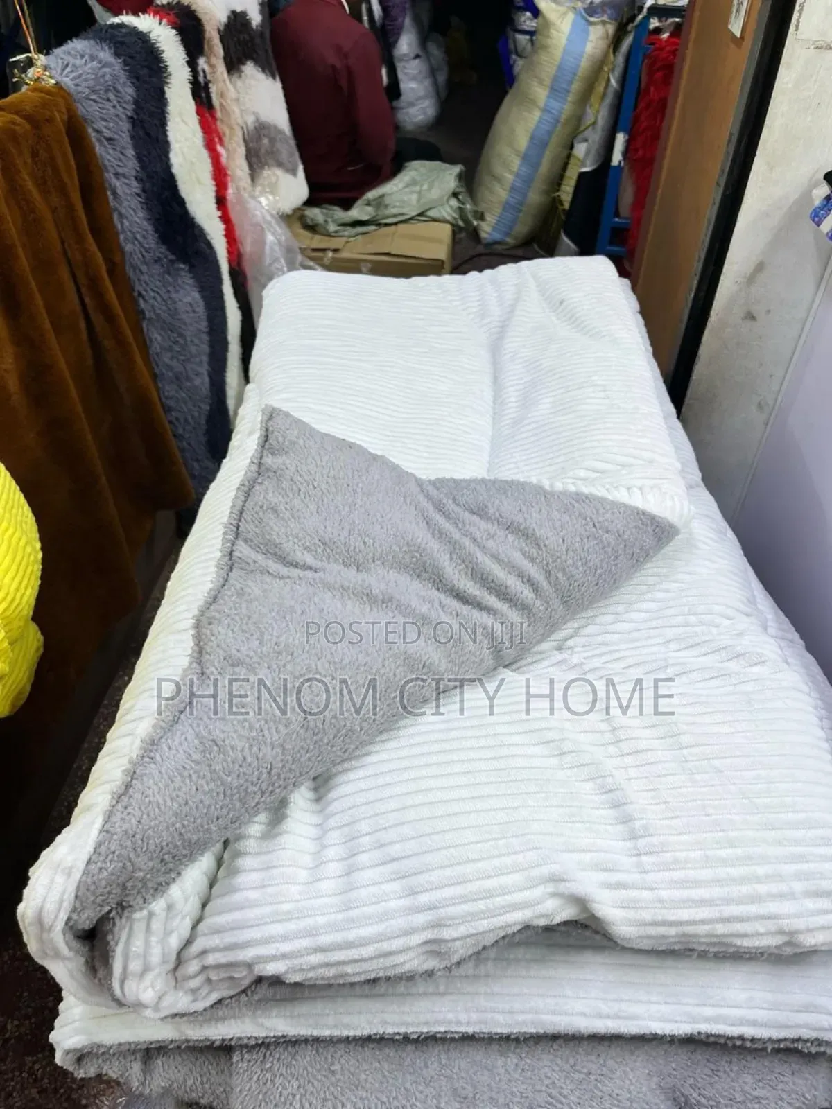 White Single Woolen Velvet Duvets Available