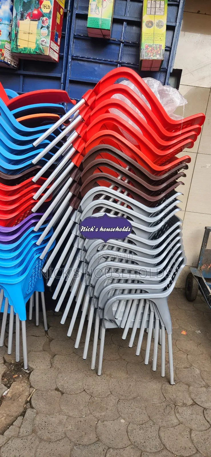 Strong and Longlasting Plastic Chairs, Chairs With Metal Leg