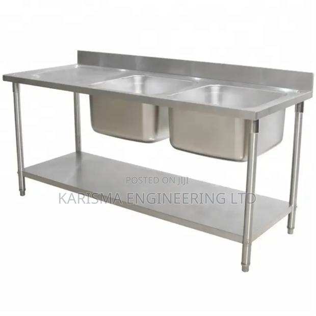 Double Sink With an Undershelf