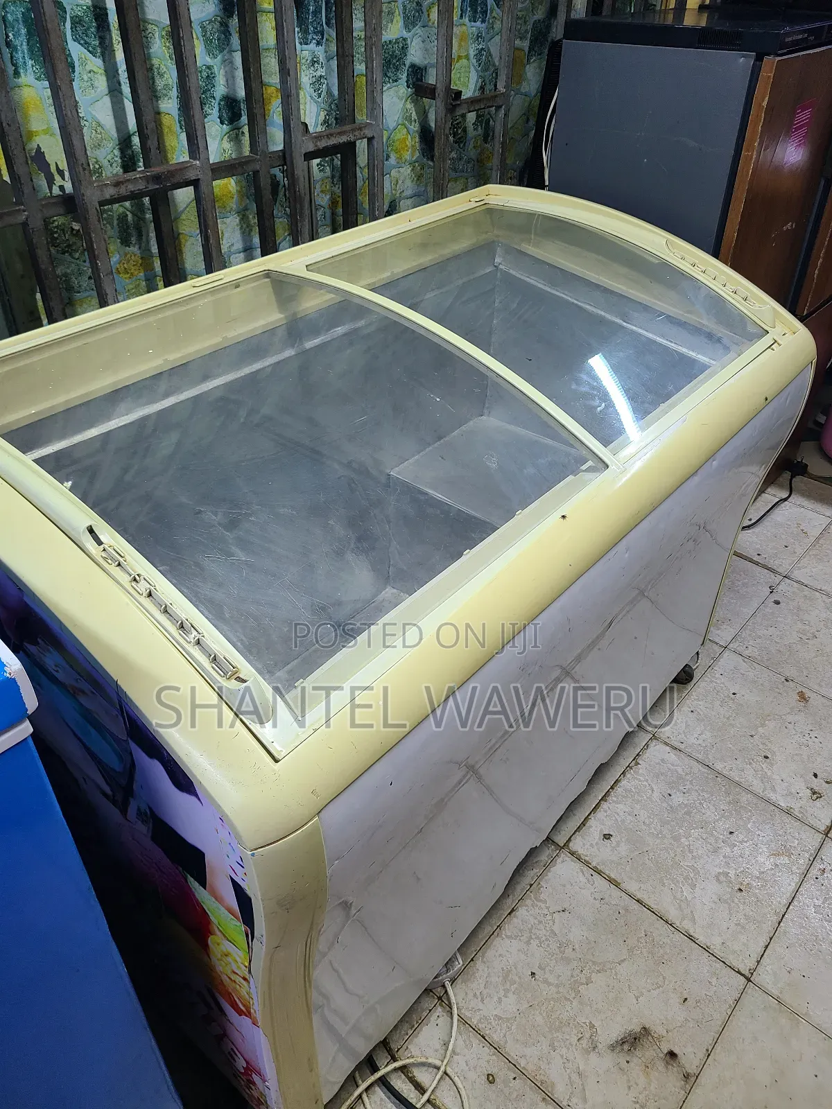 Display Freezer White Deep On