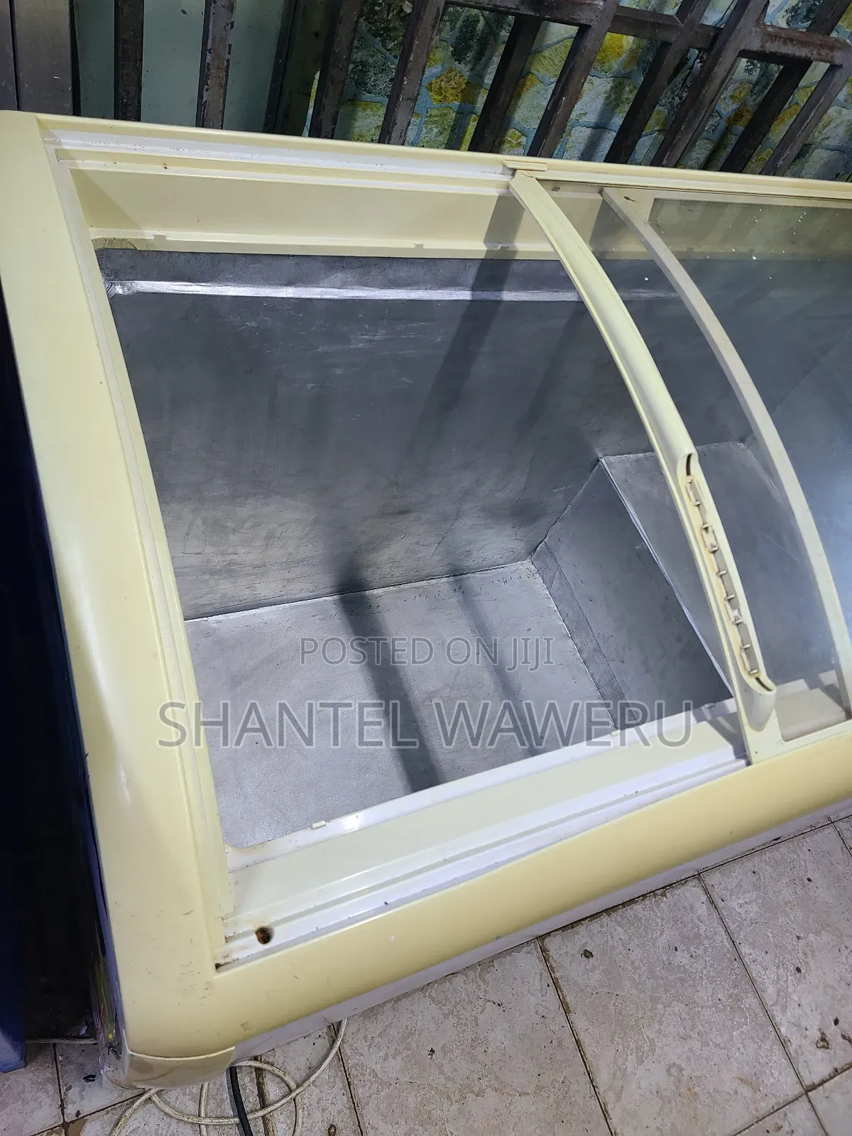 Display Freezer White Deep On