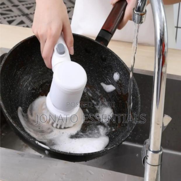 Electric Spin Scrubber With 3 Replaceable Heads - thumbnail 4