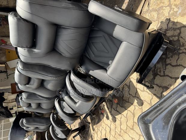 Kinyozi Barber Chair Seat - main view