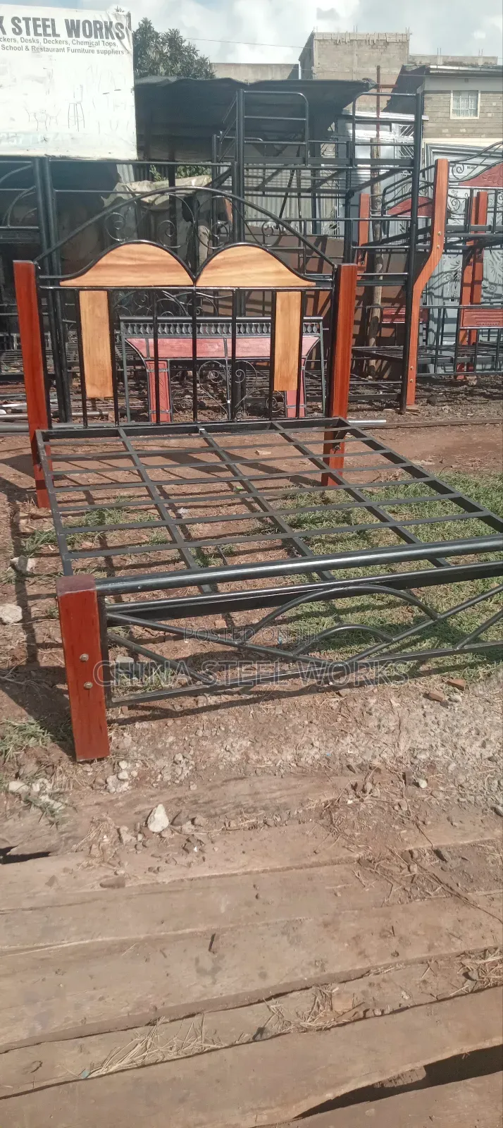 Stable 5 X 6 Metalic Bed