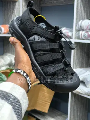 Keen Open 'All Black'. Sizes. 40-45.