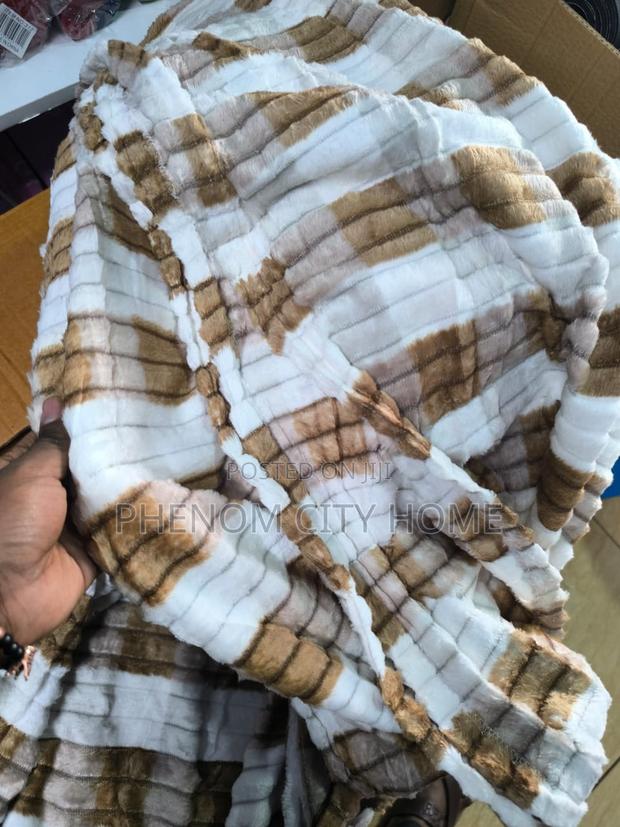 High Quality Fleece Throw Blankets - thumbnail 2