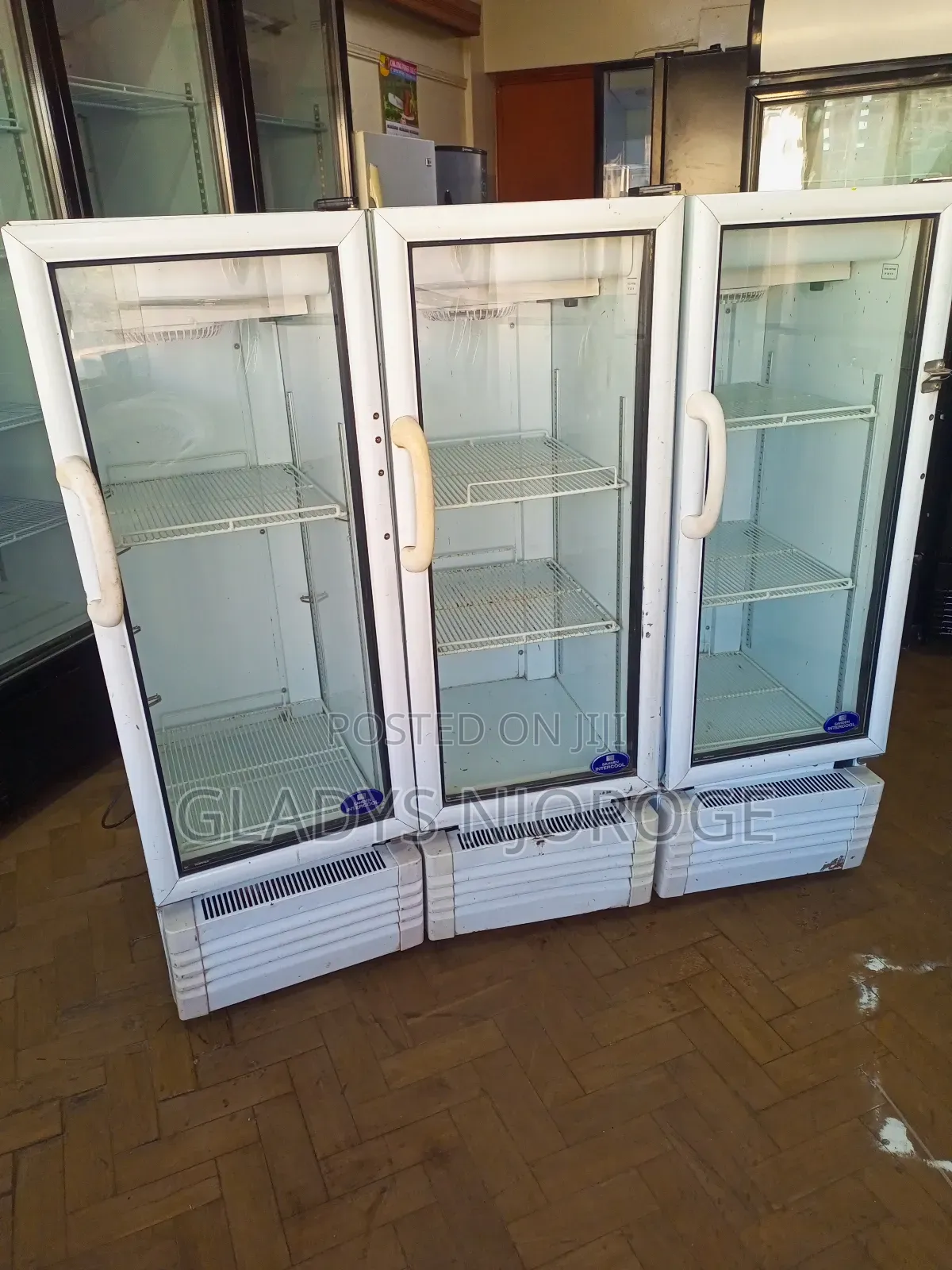 Medium Chiller White in Colour