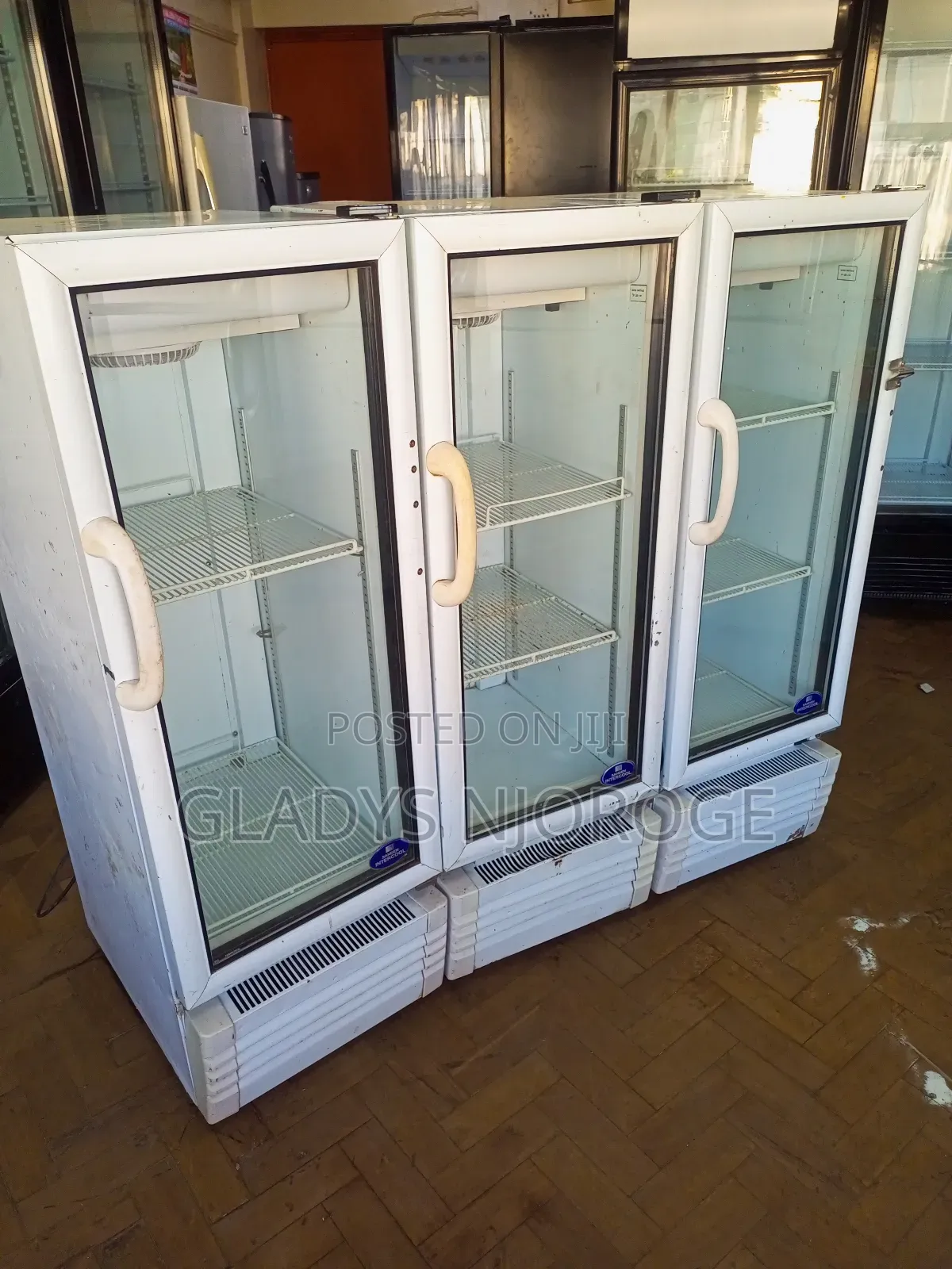 Medium Chiller White in Colour