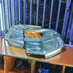 Toyota Voxy 2002/2003 Non Xenon Head Lamp. Clean Ex Japan