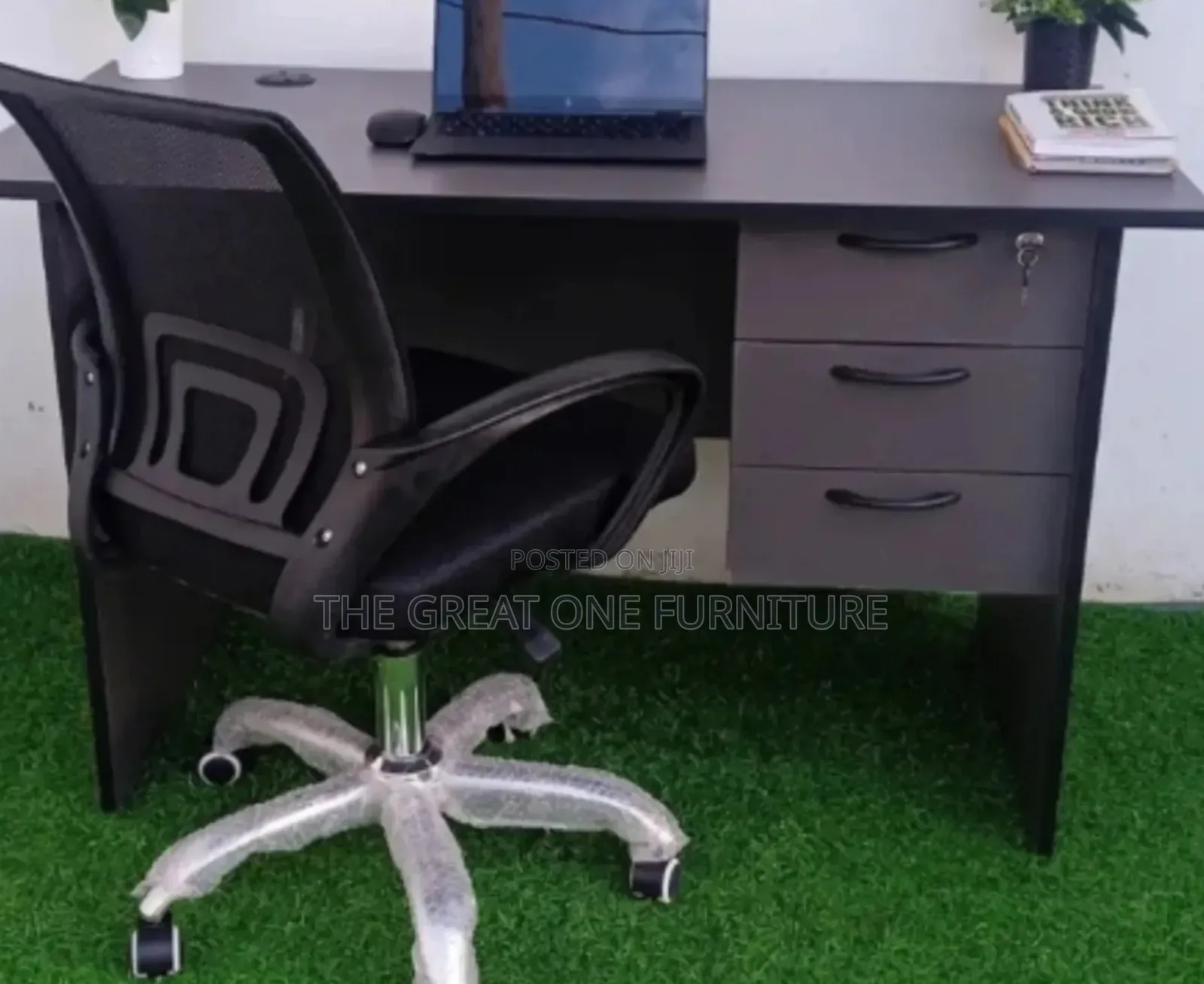 Office Desk and Mesh Chair 100% Dutz