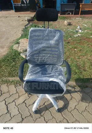 Headrest Office Chair With Spongy Seat