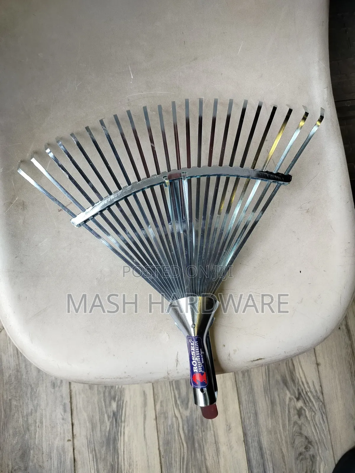 Adjustable Metallic Leaf Rake