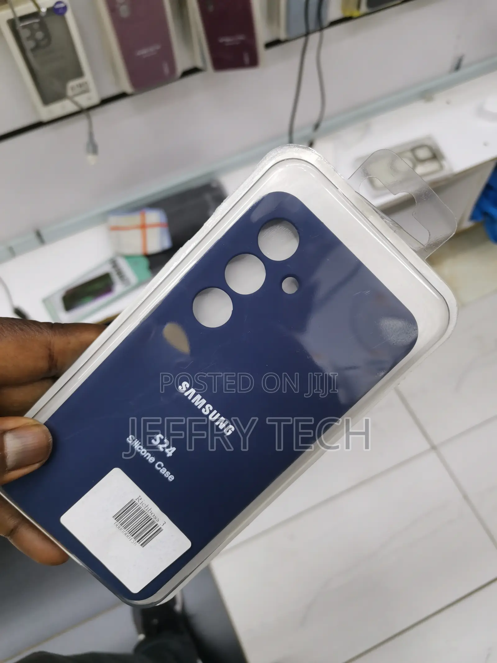 Cuzmigo Galaxy S24 Silicone Case With Microfiber Lining