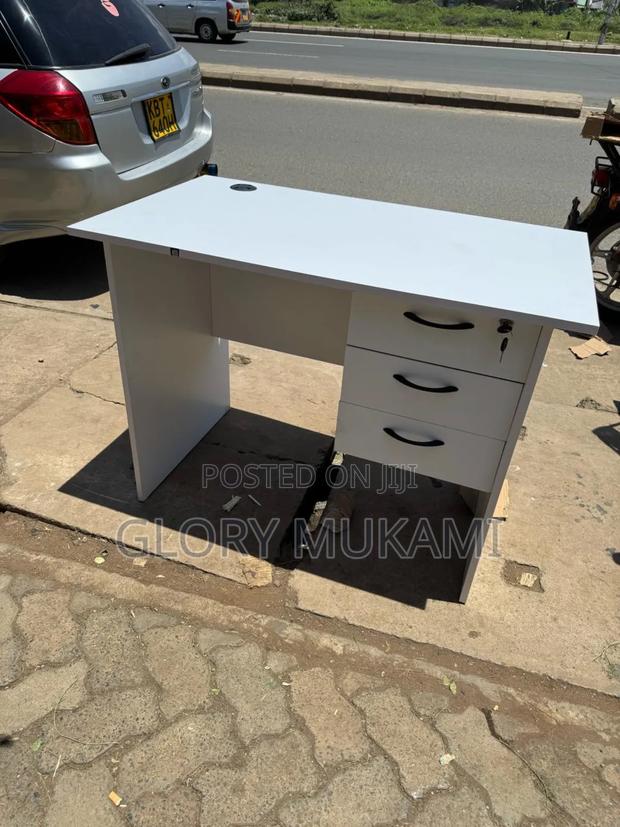 White Best Working Office Desk - main view