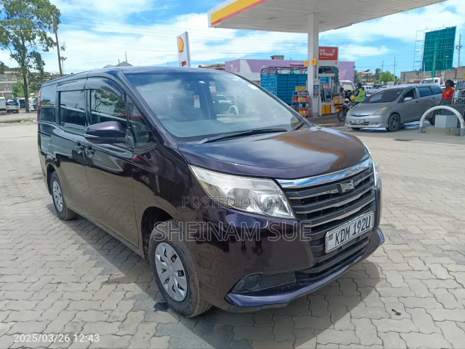 Toyota Noah 2.0 FWD (7 Seater) 2015 Purple