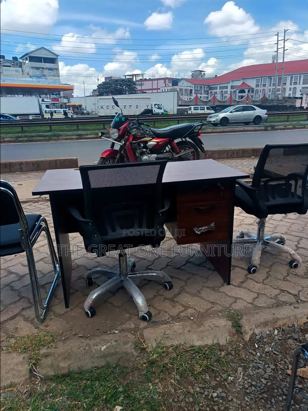 1m Quality Office Desk With Black Mesh Office Chair Hd4w