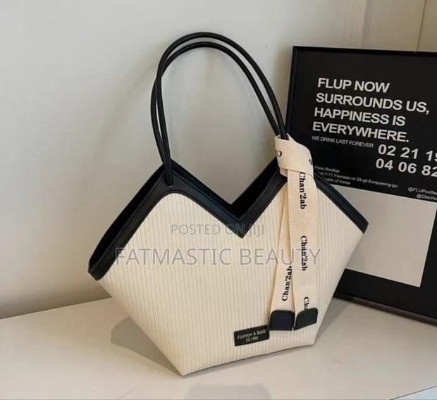 Pretty Shoulder Bag - main view