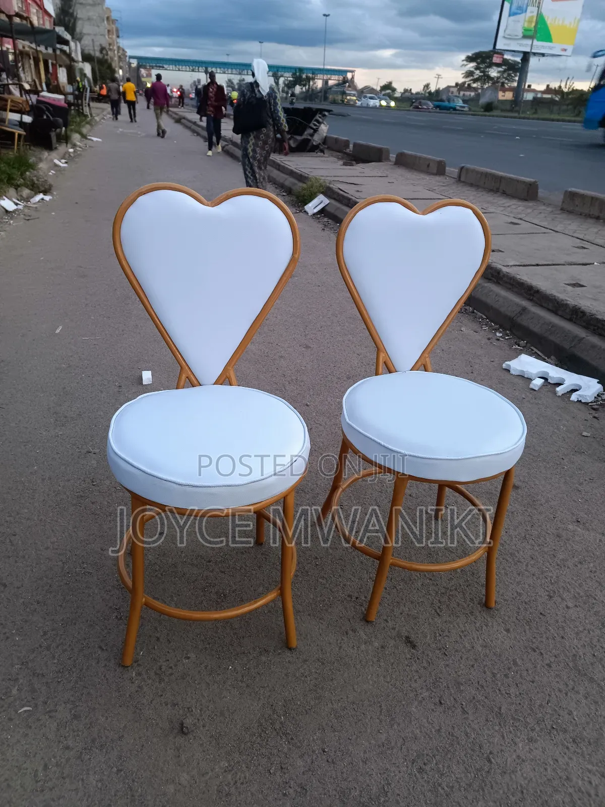 White and Gold Manicure Love Seats, 