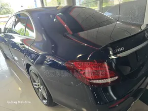 Mercedes-Benz E300 2019 Blue