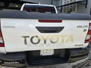 Toyota Hilux 2022 White