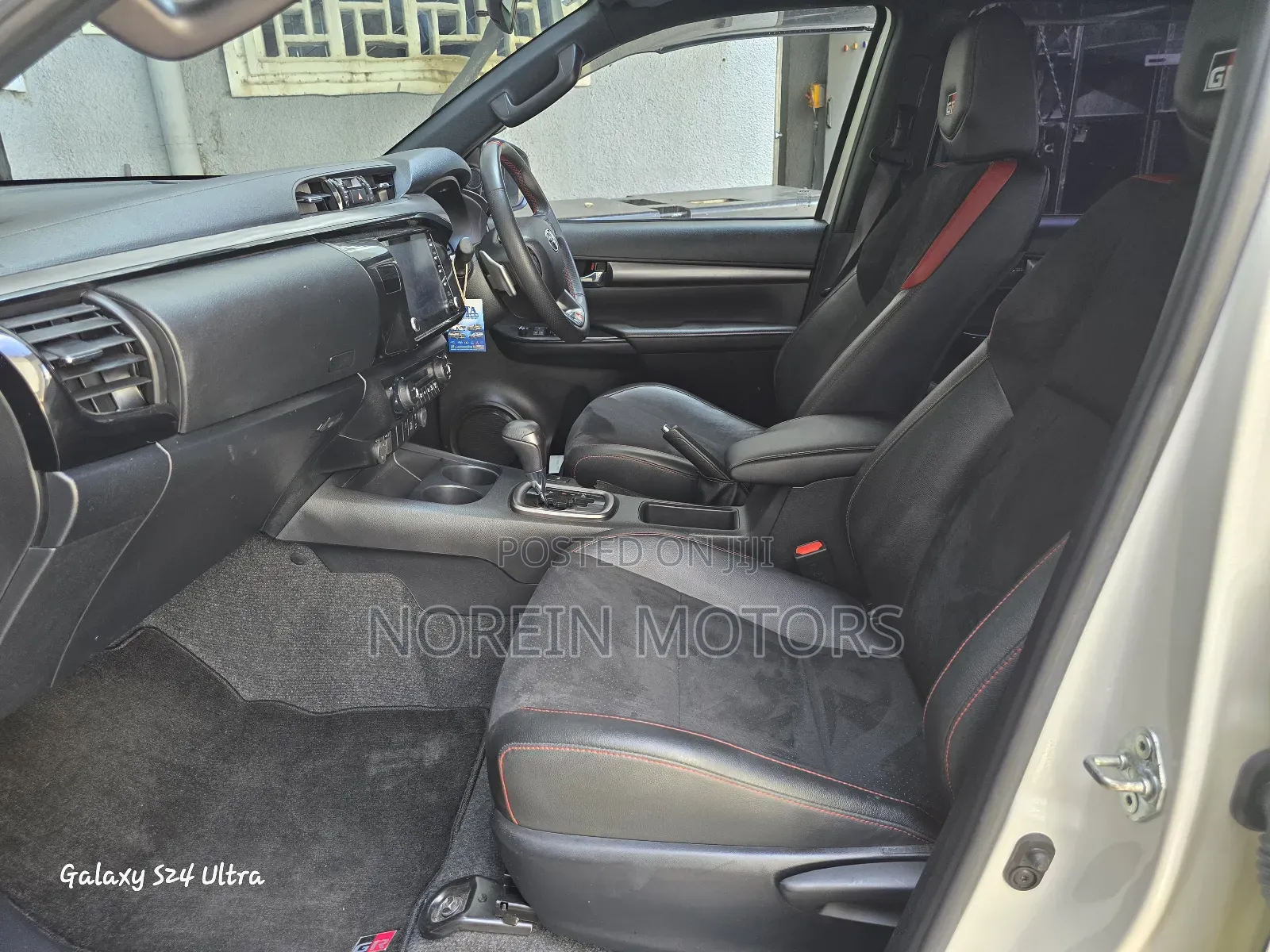 Toyota Hilux 2022 White