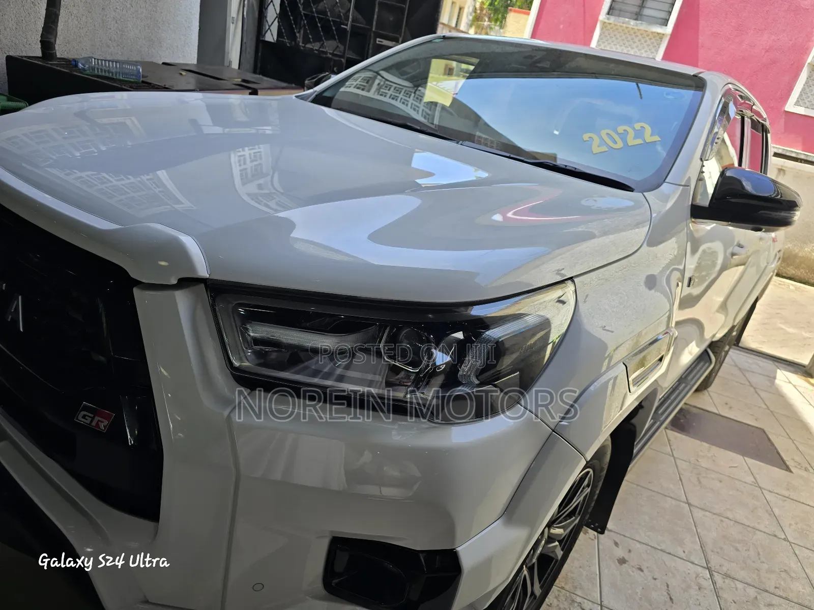 Toyota Hilux 2022 White
