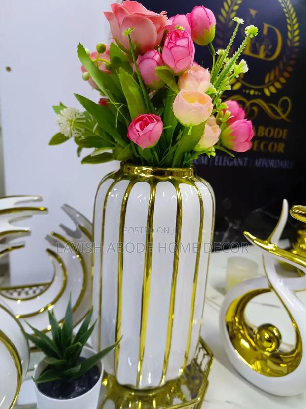 White and Gold Ceramic Ribbed Flower Vase
