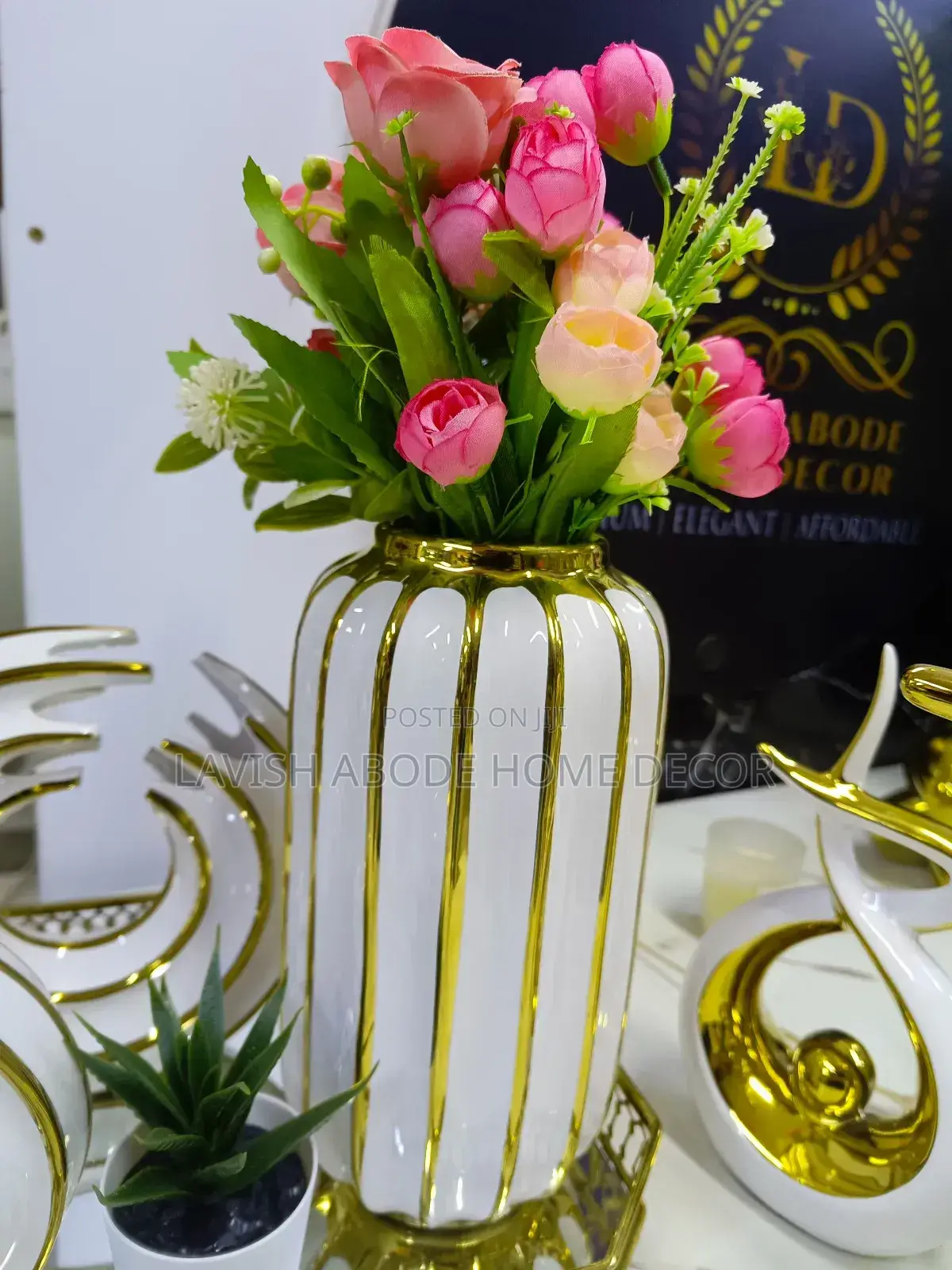 White and Gold Ceramic Ribbed Flower Vase