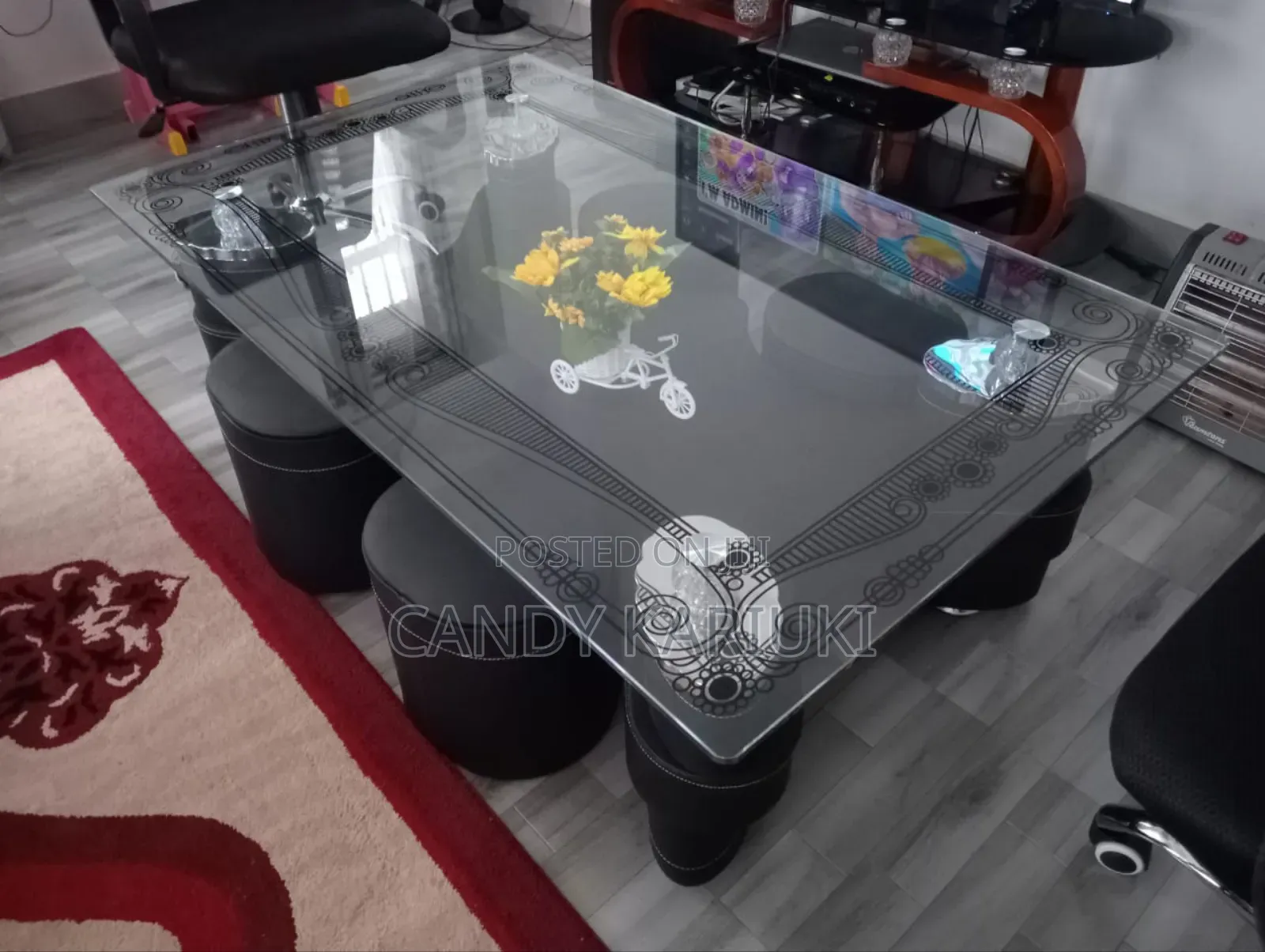 Beautiful Glass Coffee Table With 4 Puffs
