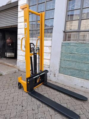 Lifting Hydraulic Manual Stacker ;2t,1.6mtrs - thumbnail 2