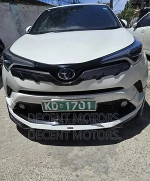 Toyota C-HR XLE FWD Sport Utility (2.0L 4cyl 2AM) 2018 White