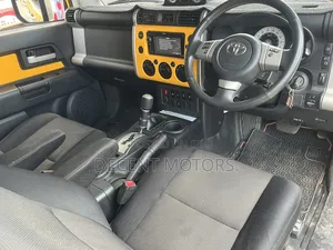 Toyota FJ Cruiser 2x4 Automatic 2011 Yellow