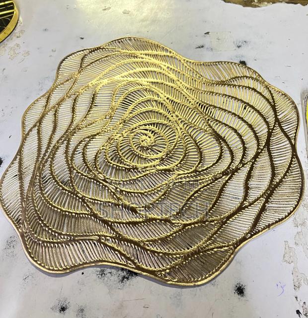 6 PCS Wooven PVC Table Mat Gold