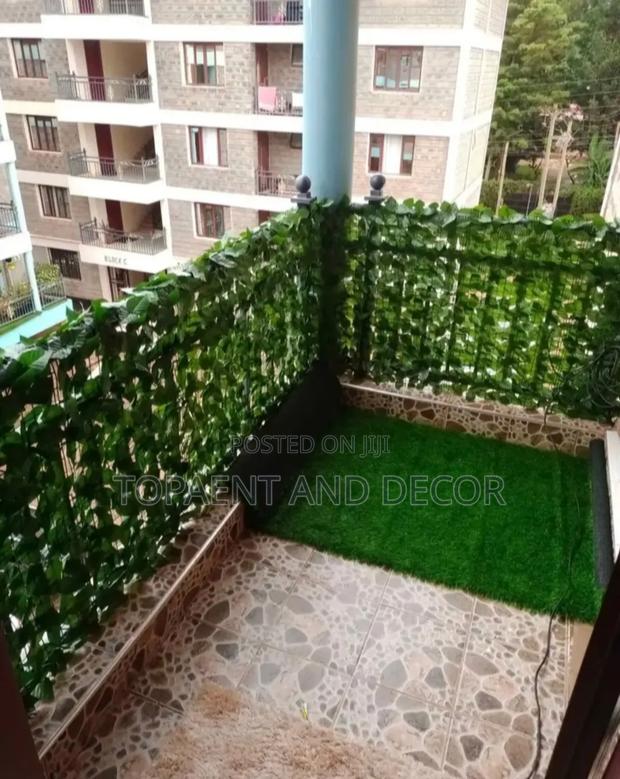 Privacy Fence for Artificial Plants That Builds to Lasts - main view