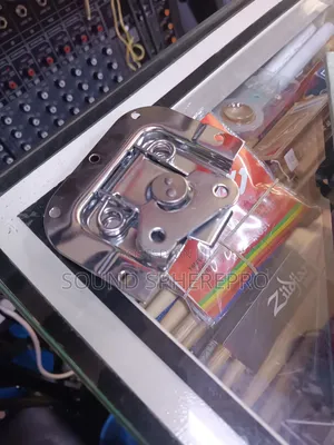 Flight Case Silver Locks