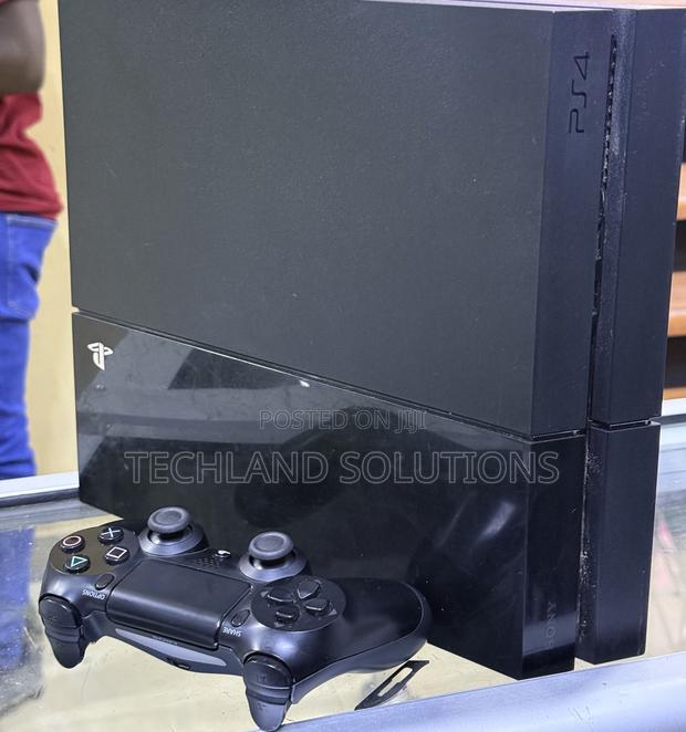 Nearly New Playstation 4 Standard