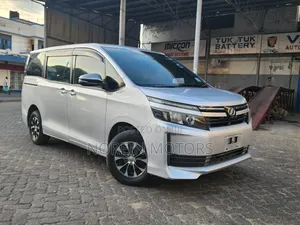 Toyota Voxy 2015 Silver