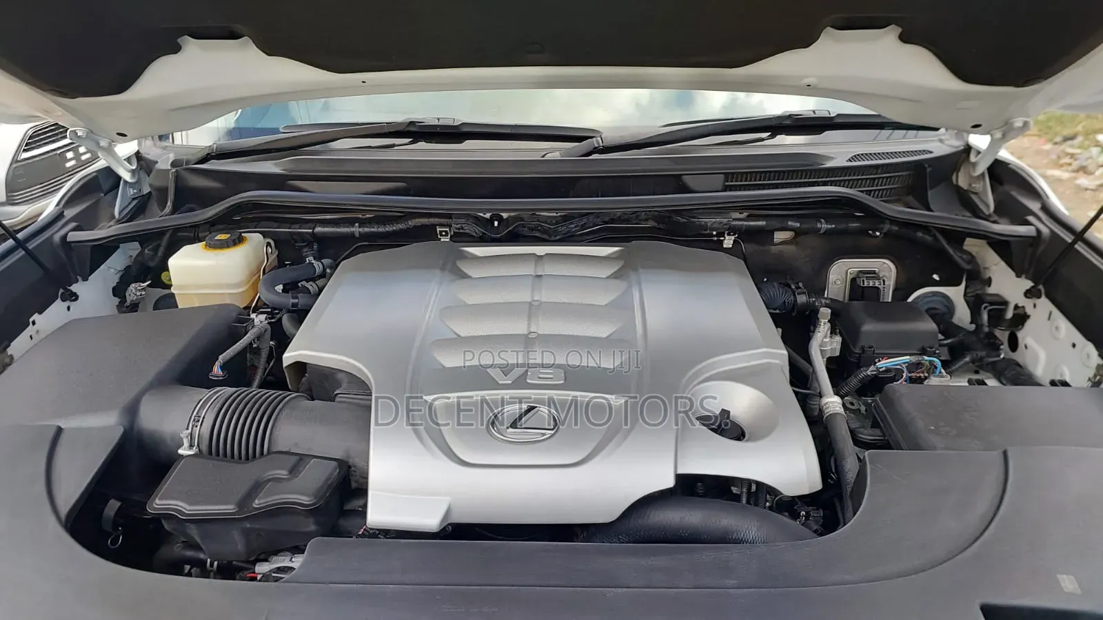 Lexus LX 570 AWD 2018 White