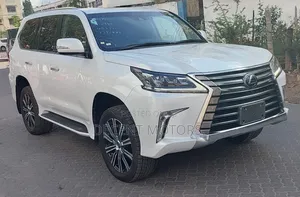 Lexus LX 570 AWD 2018 White