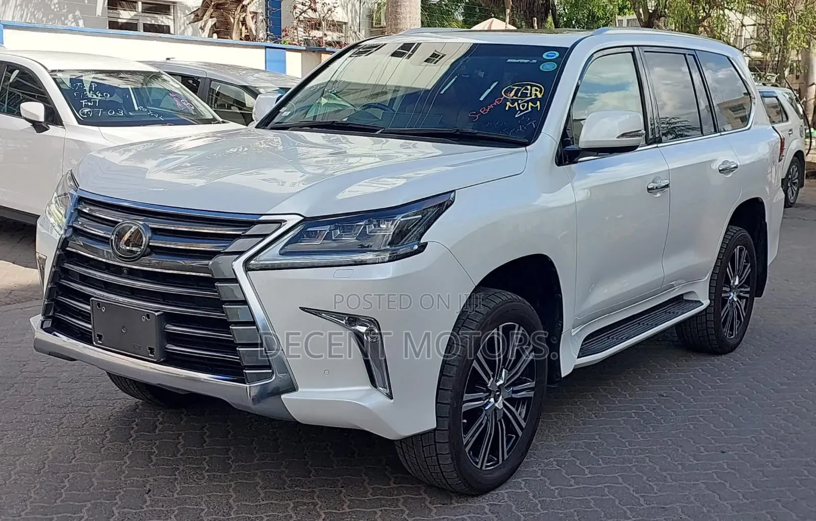 Lexus LX 570 AWD 2018 White