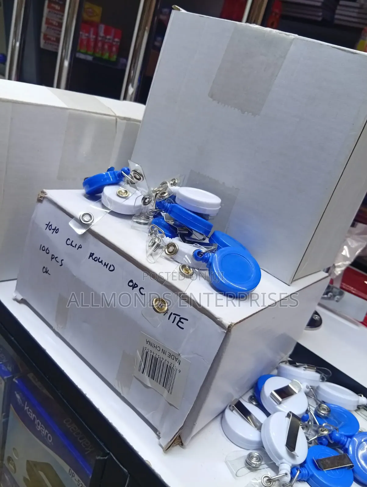 A Box of 100 Pieces Round Shape Retractable Yoyo Clip