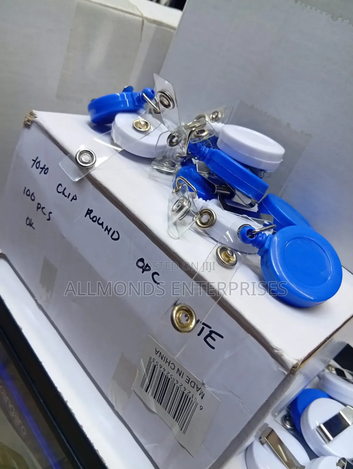 A Box of 100 Pieces Round Shape Retractable Yoyo Clip