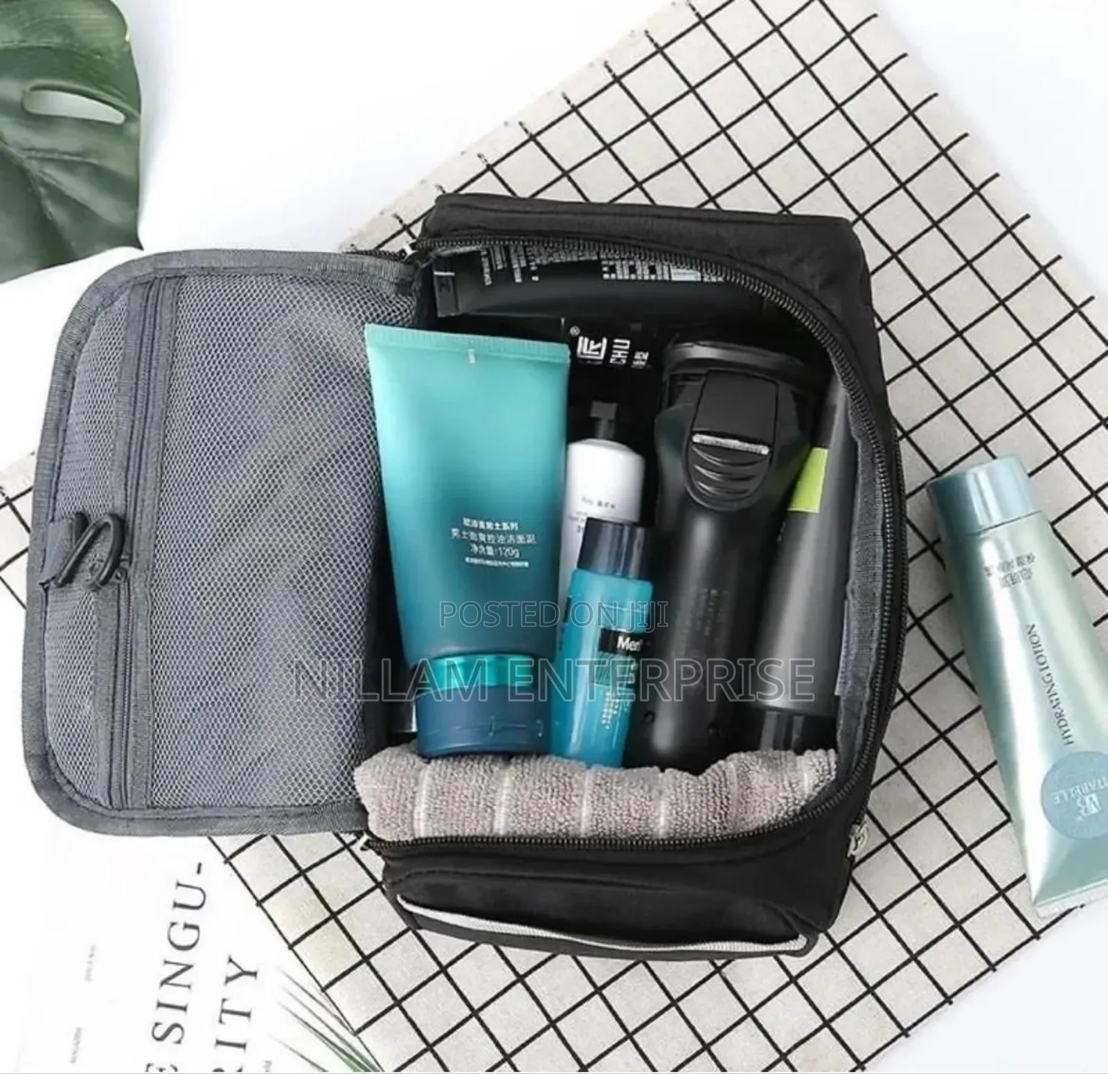 *Portable Waterproof Hanging Storage Bag /Travel Cosmetic Bag.