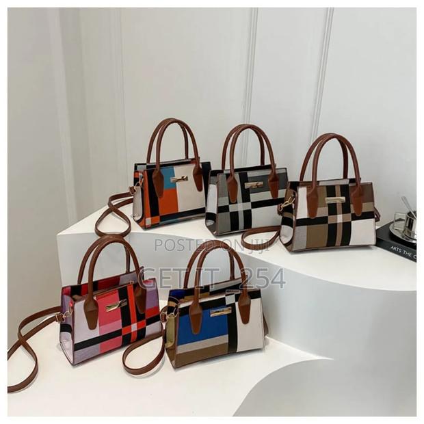 *Trend Fashion Collision Color Check Bagsize 22×9×16cm
👉🏾