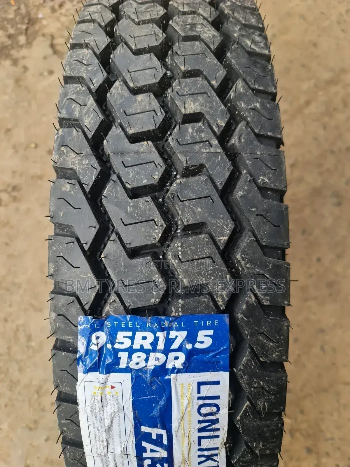 9.5 R17.5 Lionlike Tyres (Diff)