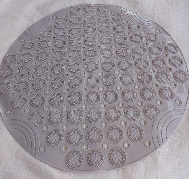 Grey Quality Round Shaped Antislip Bathroom Mat - main view