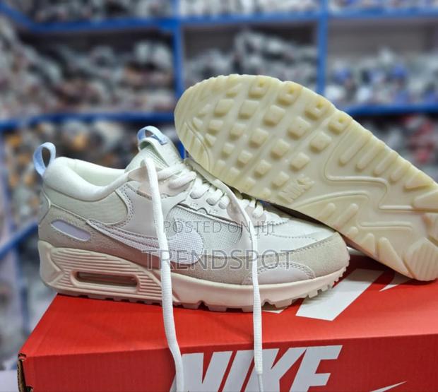 Airmax 90 Futura
Sizes 36 - 45
White