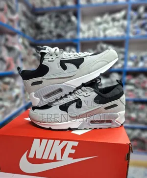 Airmax 90 Futura
Sizes 36 - 45
Black White