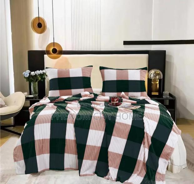 High-quality Soft Fleece Throw Blankets - thumbnail 2