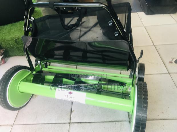 Manual Lawnmower. 18” Inches - main view